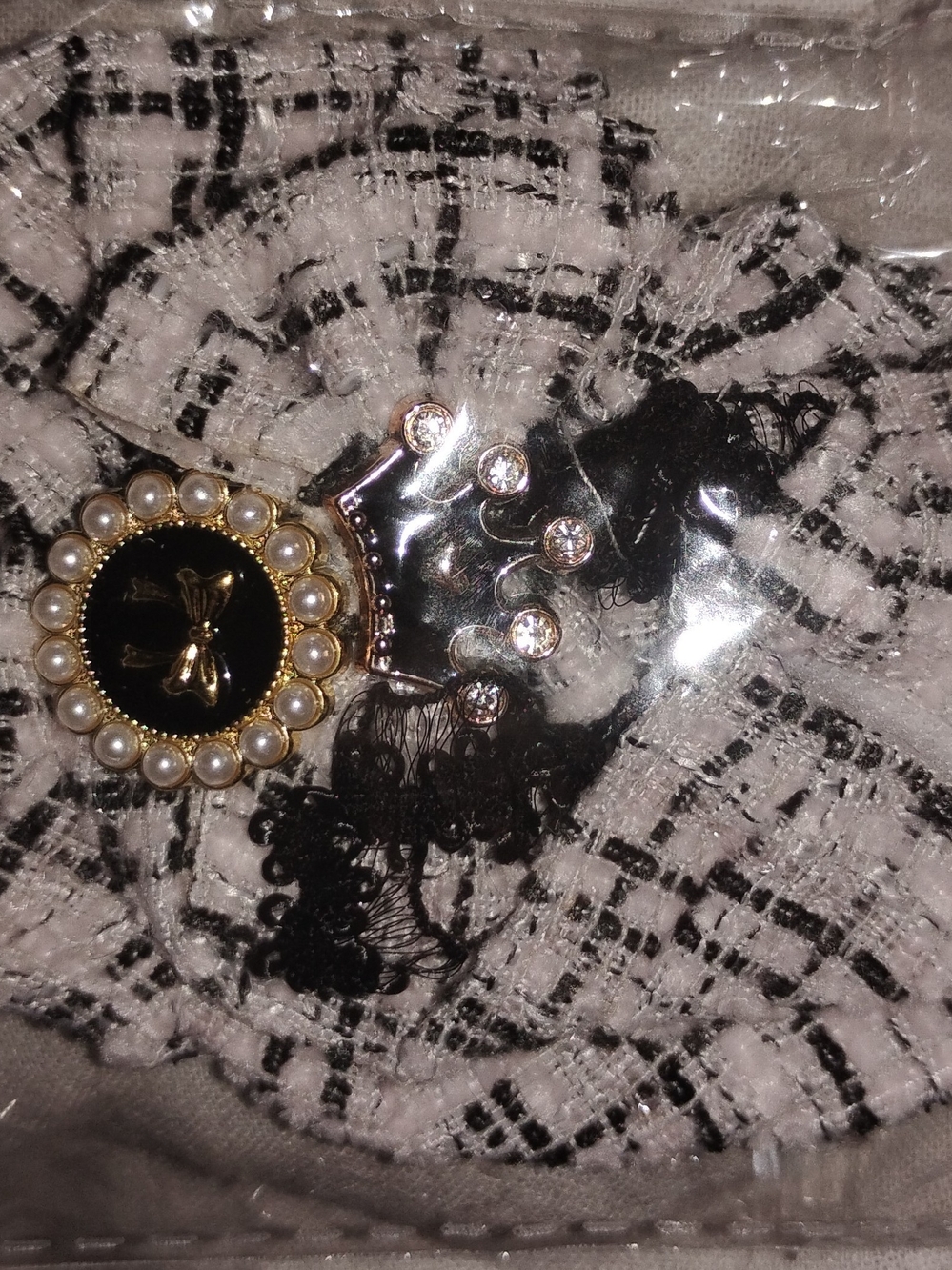 Labubu ClothesBlack and Gold Decorative Doll Brooch Accessory with Pearl Accents